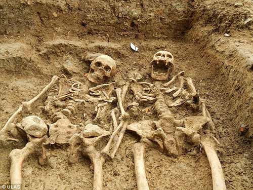 Hài cốt,hài cốt nắm tay nhau,kỳ lạ phát hiện hài cốt cặp đôi nắm tay nhau suốt 700 năm