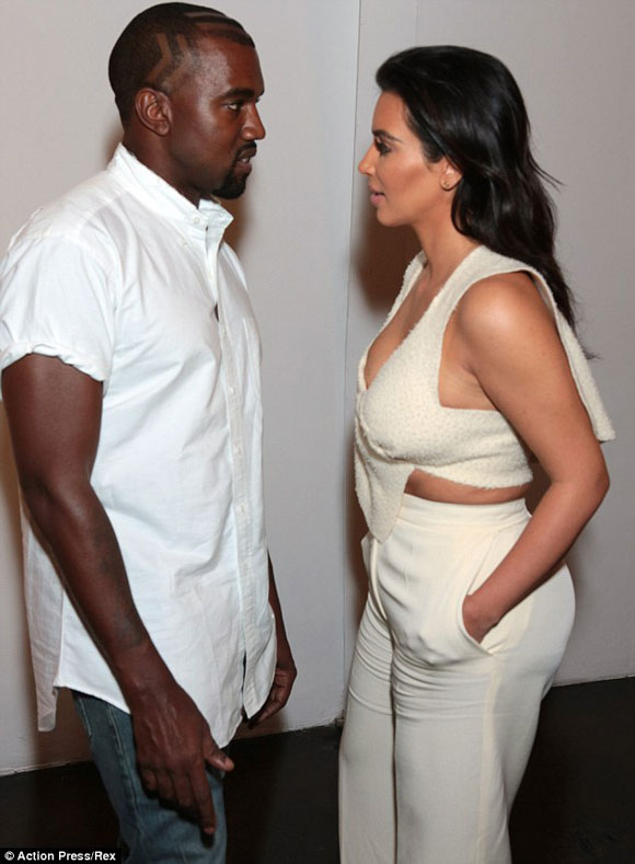 Kim Kardashian,Kanye West,North West,Kim Kardashian diện áo như khăn tắm