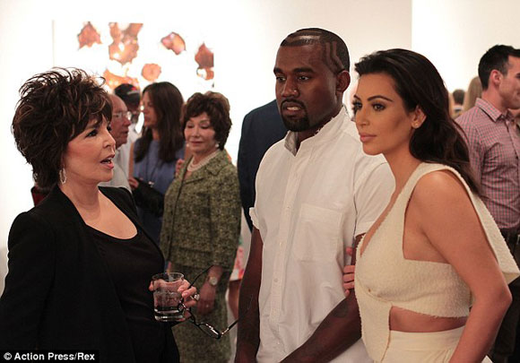 Kim Kardashian,Kanye West,North West,Kim Kardashian diện áo như khăn tắm