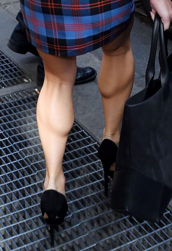Jessica Simpson, sao lộ khuyết điểm, sao lộ chân xấu, điểm xấu trên cơ thể của sao