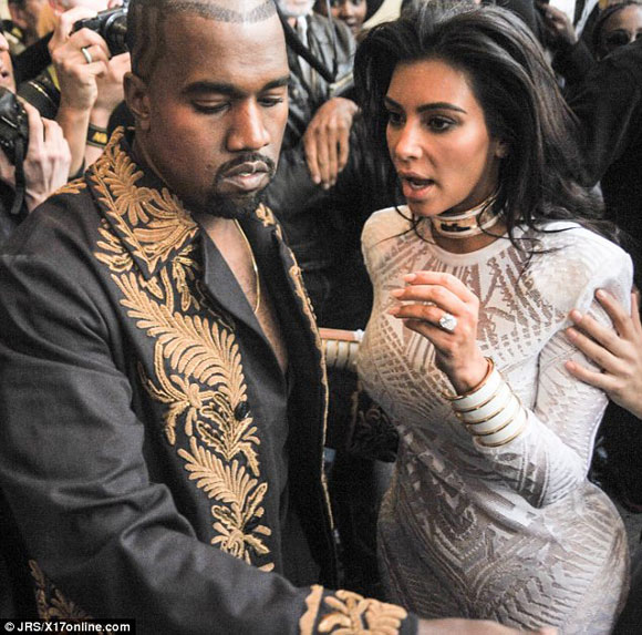 Kim Kardashian,Kanye West,Brad Pitt,Kim bị đẩy ngã,phóng viên chuyên gây rối sự kiện