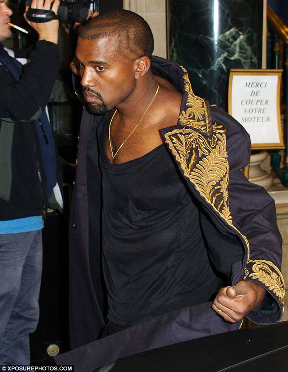 Kim Kardashian,Kanye West,Brad Pitt,Kim bị đẩy ngã,phóng viên chuyên gây rối sự kiện