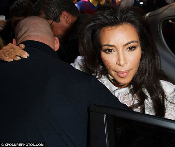 Kim Kardashian,Kanye West,Brad Pitt,Kim bị đẩy ngã,phóng viên chuyên gây rối sự kiện