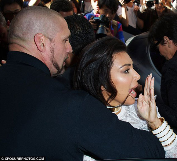 Kim Kardashian,Kanye West,Brad Pitt,Kim bị đẩy ngã,phóng viên chuyên gây rối sự kiện