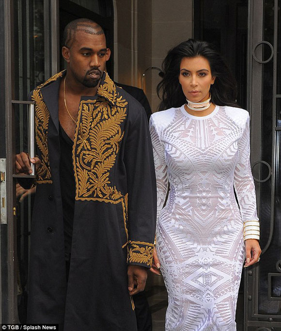 Kim Kardashian,Kanye West,Brad Pitt,Kim bị đẩy ngã,phóng viên chuyên gây rối sự kiện