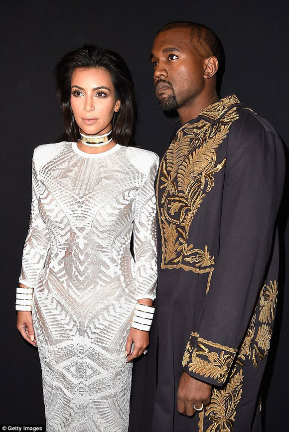 Kim Kardashian,Kanye West,Brad Pitt,Kim bị đẩy ngã,phóng viên chuyên gây rối sự kiện