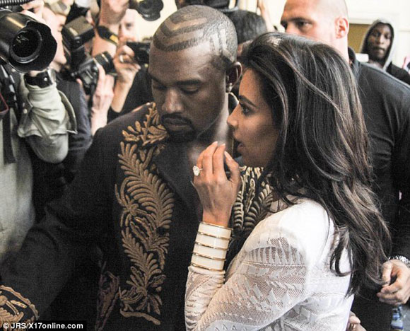 Kim Kardashian,Kanye West,Brad Pitt,Kim bị đẩy ngã,phóng viên chuyên gây rối sự kiện