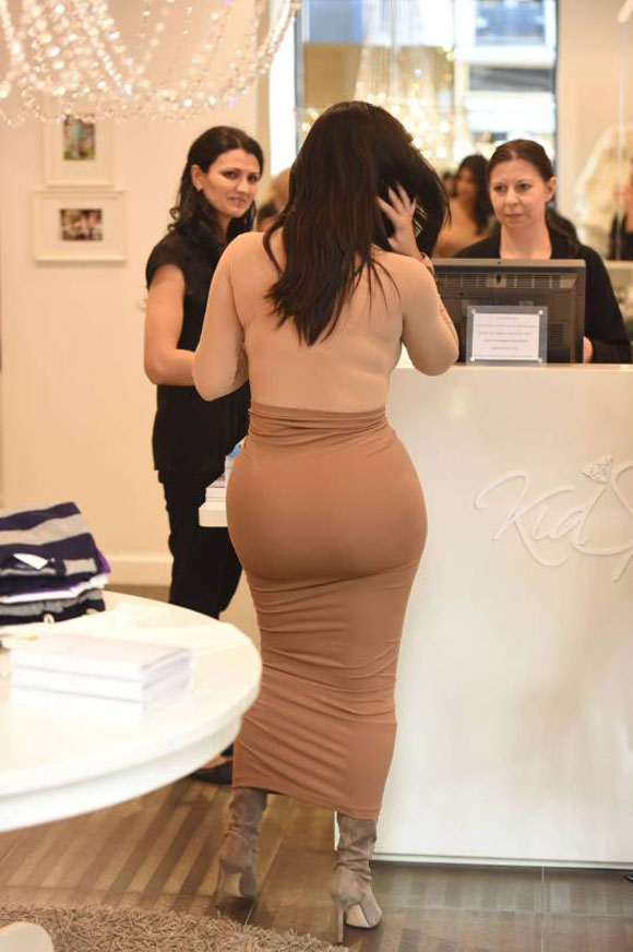 vòng ba của Kim Kardashian,Kim Kardashian mặc váy bó sát,vòng ba chảy xệ của Kim Kardashian,Kanye West