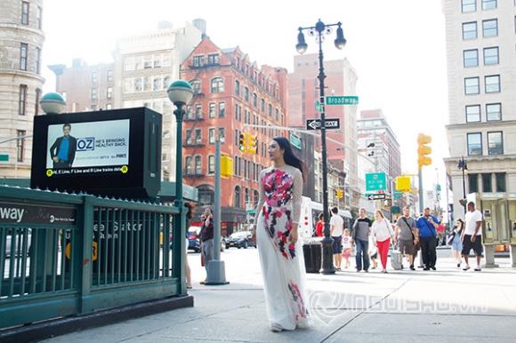 Võ Việt Chung, áo dài, Áo dài của Võ Việt Chung đẹp lãng mạn giữa New York