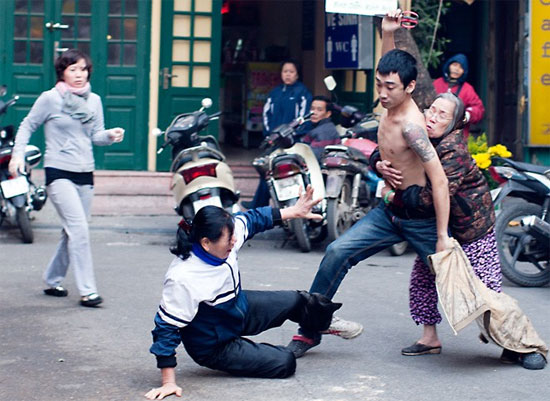 Đâm người giữa phố,cầm kéo đâm người giữa phố,Hành hung,Đánh người