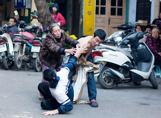 Đâm người giữa phố,cầm kéo đâm người giữa phố,Hành hung,Đánh người