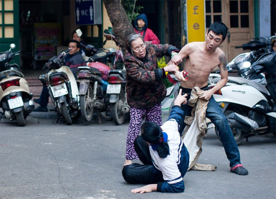 Đâm người giữa phố,cầm kéo đâm người giữa phố,Hành hung,Đánh người