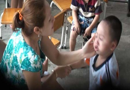 Bạo hành trẻ em,Đánh đập trẻ em,Bảo mẫu đánh chết trẻ
