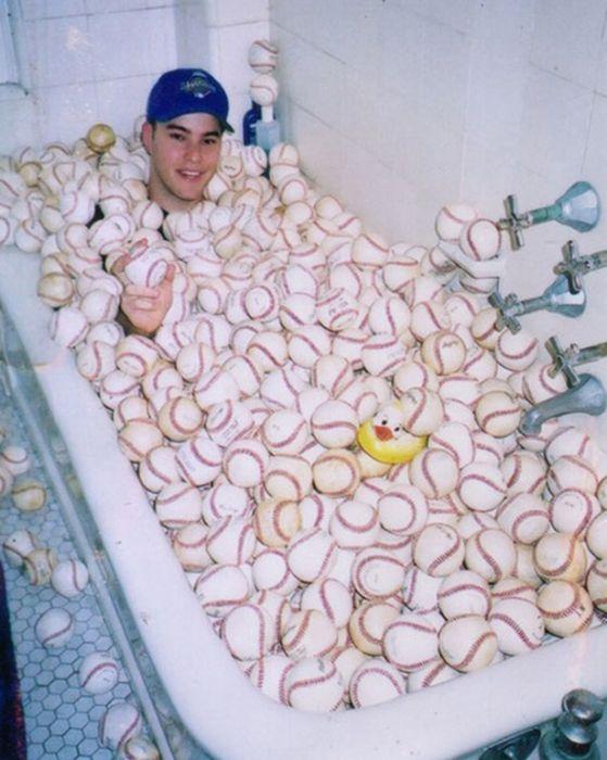 bồn tắm chứa đầy mỳ trứng,gà rán,bánh ngọt,khoai tây chiên