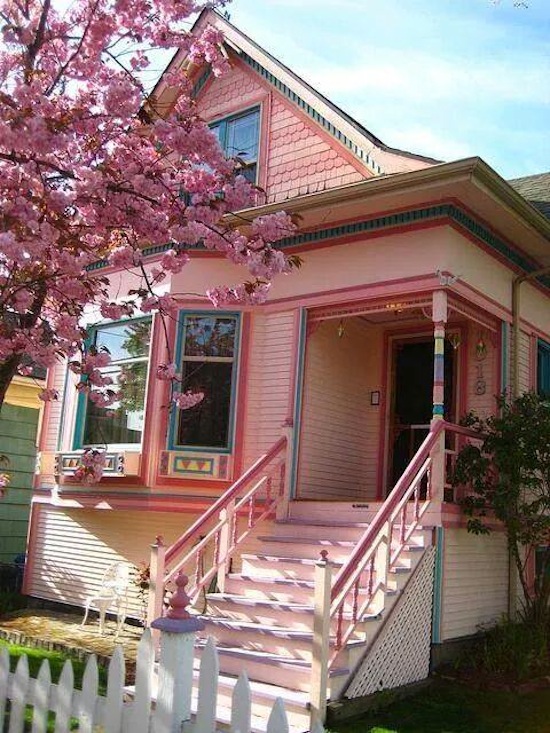 Красивые розовые дома. Розовый дом. Розовый домик. Розовый фасад дома. Розовый деревянный дом.