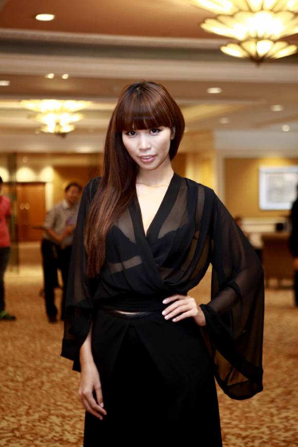 sao Việt, Hà Anh, Hà Anh khoe bạn trai Tây, Hà Anh gợi cảm, Hà Anh khoe đường cong mướt mắt, Hà Anh diện áo mỏng tanh, Hoa hậu Việt Nam Thế giới 2014, đêm Gala Hoa hậu