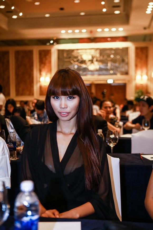 sao Việt, Hà Anh, Hà Anh khoe bạn trai Tây, Hà Anh gợi cảm, Hà Anh khoe đường cong mướt mắt, Hà Anh diện áo mỏng tanh, Hoa hậu Việt Nam Thế giới 2014, đêm Gala Hoa hậu