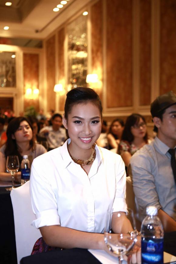 sao Việt, Hà Anh, Hà Anh khoe bạn trai Tây, Hà Anh gợi cảm, Hà Anh khoe đường cong mướt mắt, Hà Anh diện áo mỏng tanh, Hoa hậu Việt Nam Thế giới 2014, đêm Gala Hoa hậu