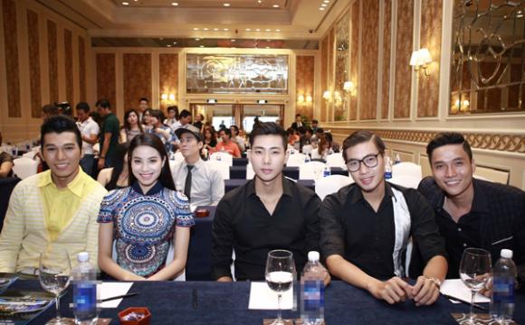 sao Việt, Hà Anh, Hà Anh khoe bạn trai Tây, Hà Anh gợi cảm, Hà Anh khoe đường cong mướt mắt, Hà Anh diện áo mỏng tanh, Hoa hậu Việt Nam Thế giới 2014, đêm Gala Hoa hậu