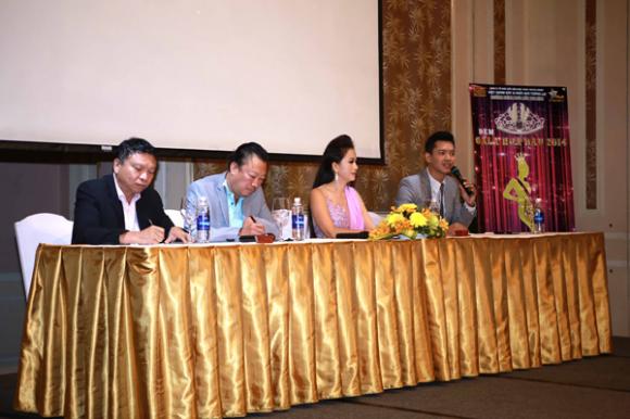 sao Việt, Hà Anh, Hà Anh khoe bạn trai Tây, Hà Anh gợi cảm, Hà Anh khoe đường cong mướt mắt, Hà Anh diện áo mỏng tanh, Hoa hậu Việt Nam Thế giới 2014, đêm Gala Hoa hậu