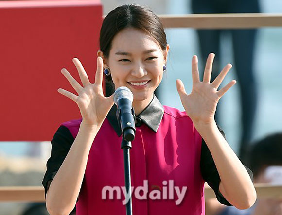 Shin Min Ah,sao Hàn,Liên hoan phim quốc tế Busan,Shin Min Ah khoe nụ cười hái ra tiền