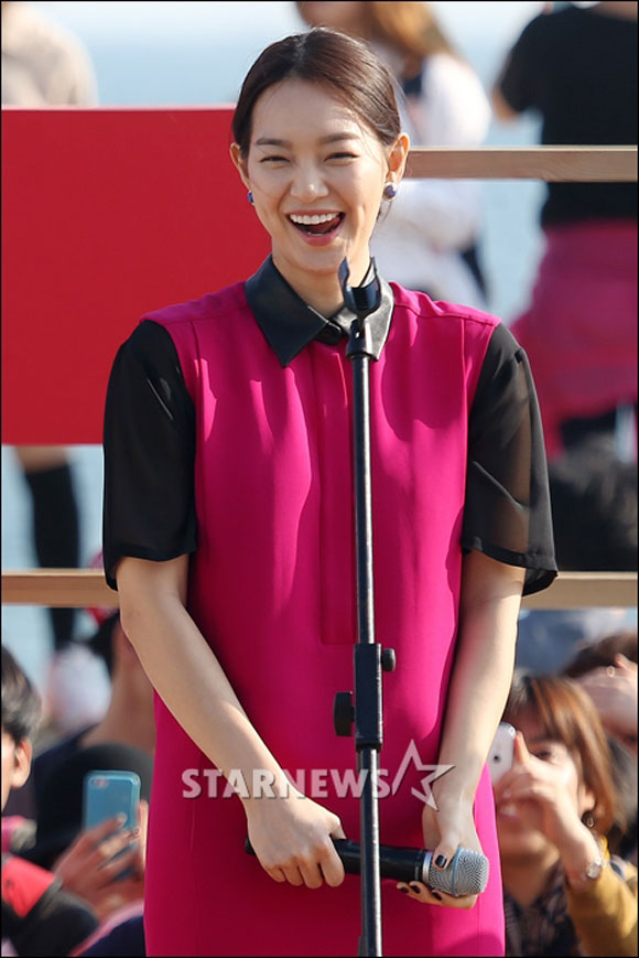 Shin Min Ah,sao Hàn,Liên hoan phim quốc tế Busan,Shin Min Ah khoe nụ cười hái ra tiền