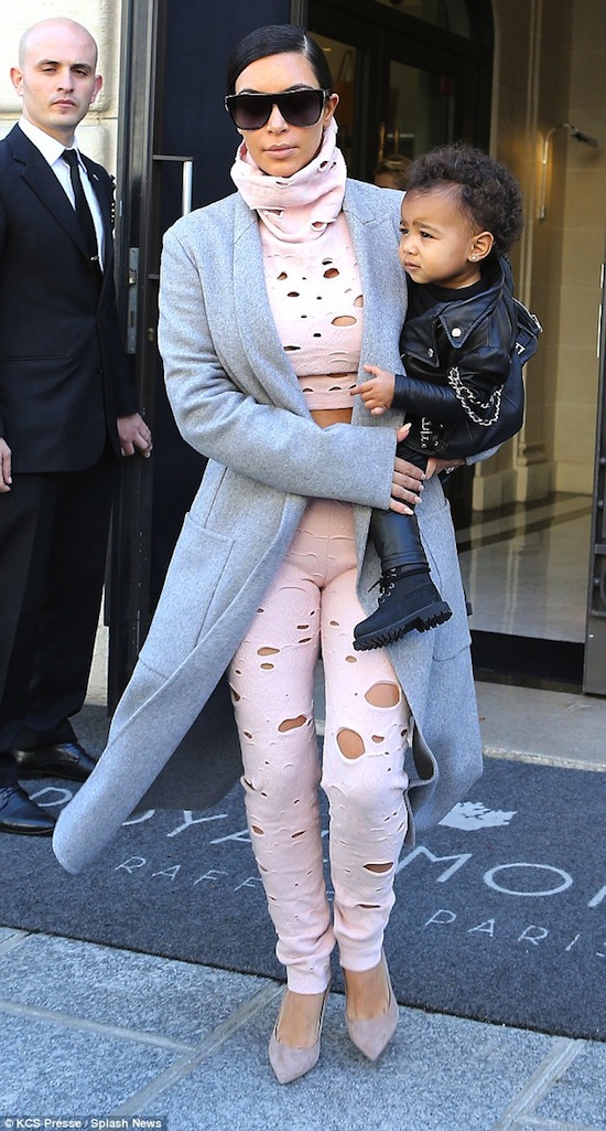 Kim Kardashian, Kim bỏ quên con gái, Kim quên con trong khách sạn, Kim siêu vòng ba