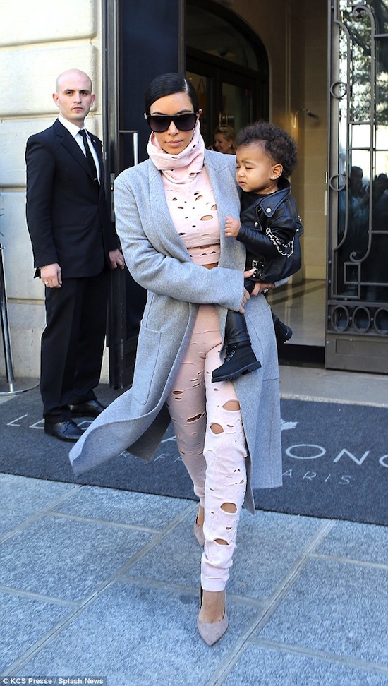 Kim Kardashian, Kim bỏ quên con gái, Kim quên con trong khách sạn, Kim siêu vòng ba