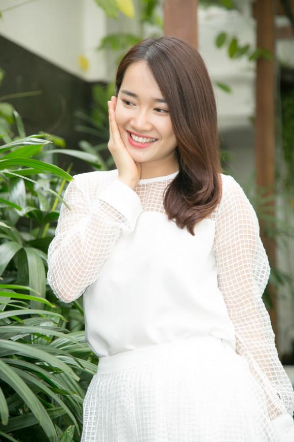 sao Việt, Nhã Phương, hotgirl bánh giờ, ma nữ Nhã Phương, Quả tim máu, Vừa đi vừa khóc, Nhã Phương học hỏi cách làm đẹp, Hoa hậu Thu Hoài