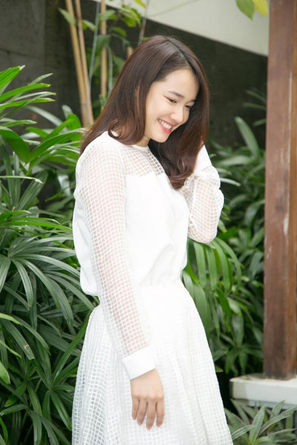 sao Việt, Nhã Phương, hotgirl bánh giờ, ma nữ Nhã Phương, Quả tim máu, Vừa đi vừa khóc, Nhã Phương học hỏi cách làm đẹp, Hoa hậu Thu Hoài