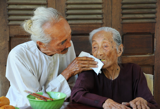 Nguyễn Văn Đức, cụ Nguyễn Văn Đức chăm mẹ 113 tuổi, người con hiếu thảo