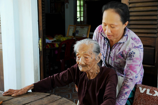 Nguyễn Văn Đức, cụ Nguyễn Văn Đức chăm mẹ 113 tuổi, người con hiếu thảo