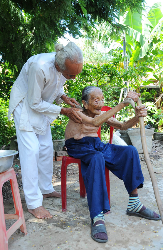Nguyễn Văn Đức, cụ Nguyễn Văn Đức chăm mẹ 113 tuổi, người con hiếu thảo