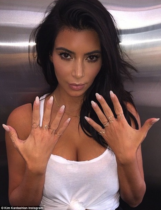 Kim Kardashian, Kim đeo nhẫn tên con, Kim siêu vòng ba, Kim mặc váy 
