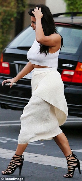 Kim Kardashian, Kim đeo nhẫn tên con, Kim siêu vòng ba, Kim mặc váy 