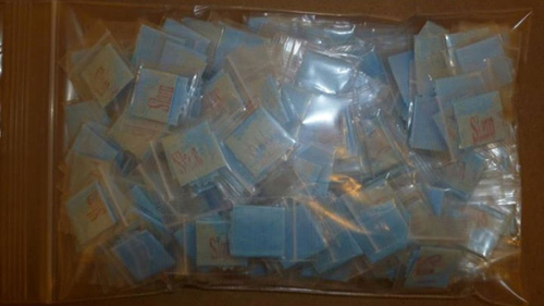Bé gái,bé gái mang heroin,bé gái mang túi heroin đến lớp phát cho bạn