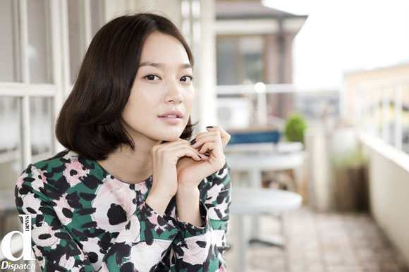Shin Min Ah,cáo chín đuôi Shin Min Ah,Shin Min Ah khoe nụ cười ngọt ngào,sao Hàn trên tạp chí