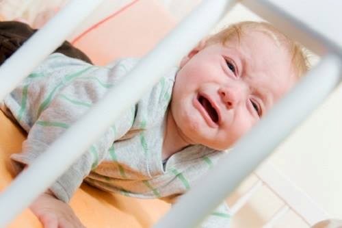 Giật mình,bé giật mình,lý do vì sao bé hay giật mình khi ngủ?