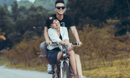 Đông Hùng, ca sĩ Đông Hùng, mẹ Đông Hùng nợ nần, Đông Hùng bị chém,chuyện làng sao,sao Việt