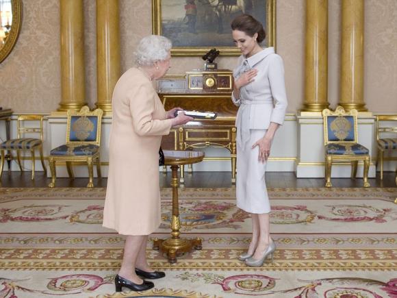 Elizabeth II,Angelina Jolie, sao Hollywood