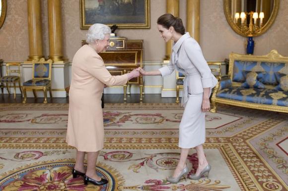 Elizabeth II,Angelina Jolie, sao Hollywood