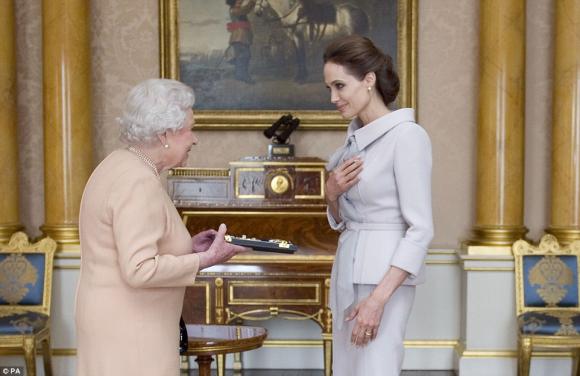 Elizabeth II,Angelina Jolie, sao Hollywood