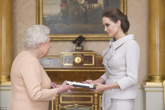 Elizabeth II,Angelina Jolie, sao Hollywood