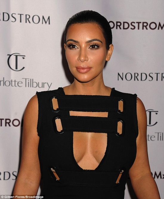 Kim Kardashian, Kim siêu vòng ba, Kim mặc váy kỳ lạ, thời trang Kim, Kim mặc váy như thắt dây đai 