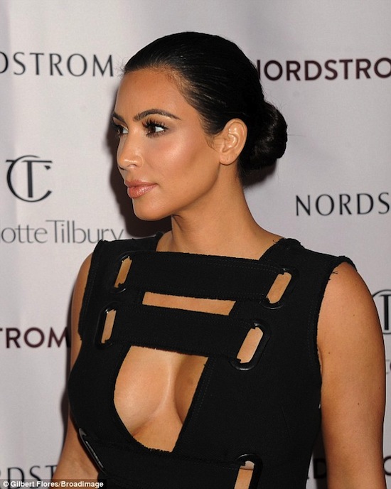 Kim Kardashian, Kim siêu vòng ba, Kim mặc váy kỳ lạ, thời trang Kim, Kim mặc váy như thắt dây đai 
