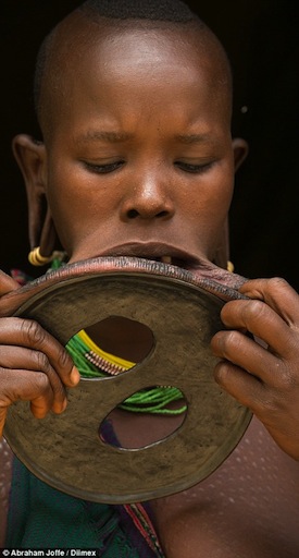 tục nong môi của phụ nữ Ethiopia, tục nong môi bằng đĩa, kỳ quặc, tục lệ kỳ lạ, phụ nữ Ethiopia nong môi  