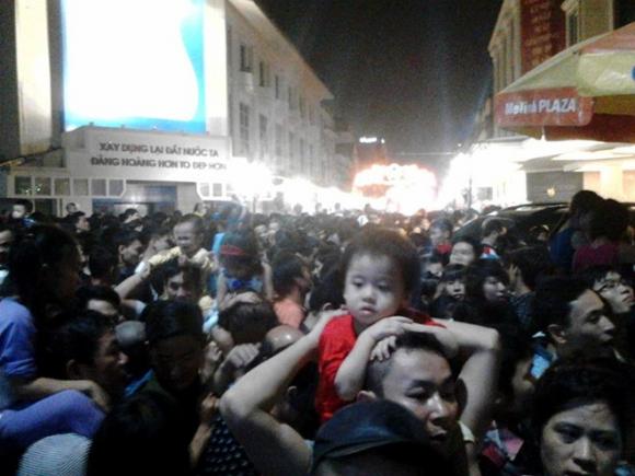 Hà Nội bắn pháo hoa, tắc đường vì bắn pháo hoa, Hà Nội tắc đường, người dân xem bắn pháo hoa