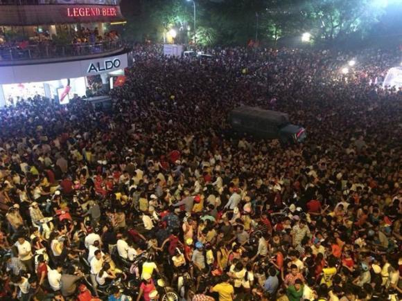 Hà Nội bắn pháo hoa, tắc đường vì bắn pháo hoa, Hà Nội tắc đường, người dân xem bắn pháo hoa