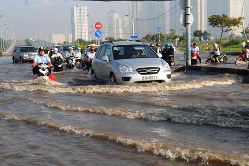 TPHCM xuất hiện 'sóng bạc đầu' trên… phố, hiện tượng lạ ở Sài Gòn, sóng nước lạ ở TP. HCM, chiều cường ngày 10/10