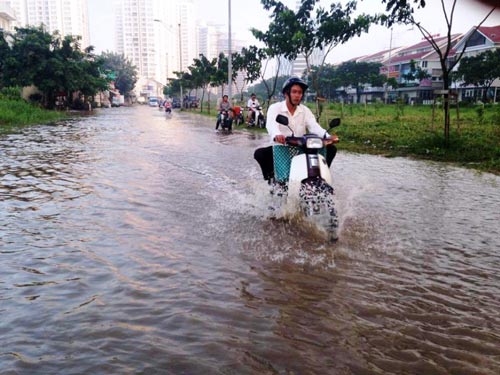TPHCM xuất hiện 'sóng bạc đầu' trên… phố, hiện tượng lạ ở Sài Gòn, sóng nước lạ ở TP. HCM, chiều cường ngày 10/10